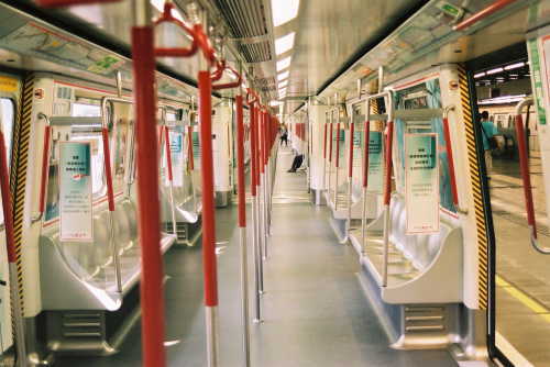 MTRの車内。すみません。どこで撮ったか忘れました。地下鉄の車両であることと、高架区間の終点で撮ったのだけは覚えています。