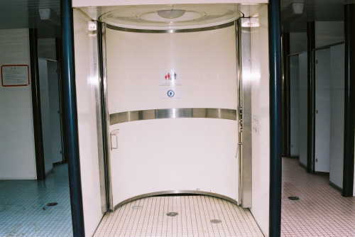 桜島桟橋付近の公園にあった車いすトイレ