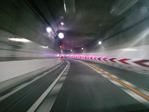 阪神高速2号淀川左岸線正連寺川トンネルの中を走行中。写真は運転しない私が撮りました。
