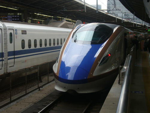 北陸新幹線E7系車両。東京駅にて。