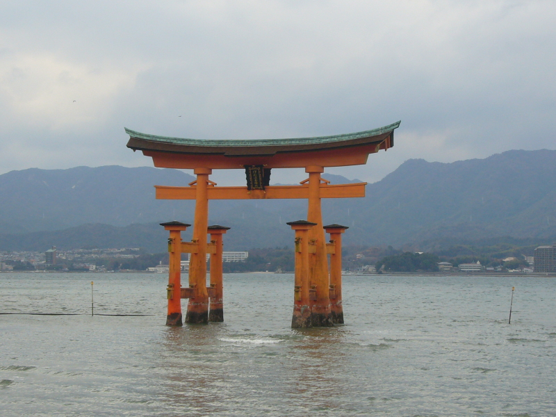 厳島神社の鳥居。厳島神社に着いたときは干潮時だったのですが、出るときには潮が入ってきました。