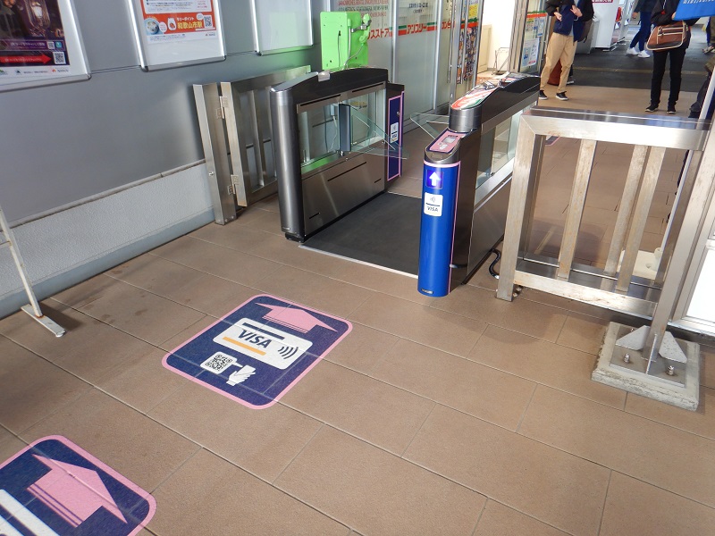 南海和歌山市駅に設置されているVISAタッチ用の改札機。