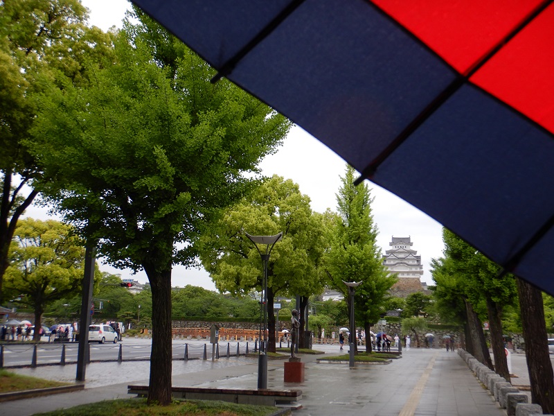 購入したての傘と姫路城。この時には余裕をかましているけれど帰宅時には悲惨な目に会いました。