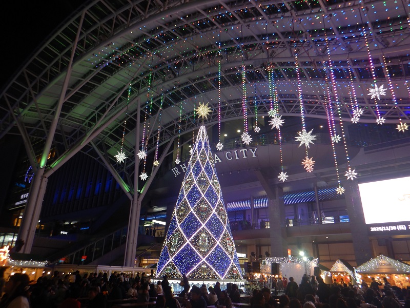 �N���X�}�X�}�[�P�b�g in ���̊X�E�����B���ł���AJR�����V�e�B�B�B���ōs���Ă���̂ŕ����w������Ƃ��������Ƃ��΂��̂ŃN���X�}�X�c���[�����������ł�